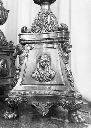 crucifix, métal fondu et ciselé, détail du pied avec figure de la Vierge, 19e siècle - © Ministère de la Culture (France), Médiathèque du patrimoine et de la photographie (objets moibliers), tous droits réservés