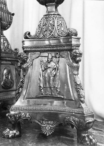 crucifix, métal fondu et ciselé, détail du pied avec figure d'évêque, 19e siècle - © Ministère de la Culture (France), Médiathèque du patrimoine et de la photographie (objets moibliers), tous droits réservés