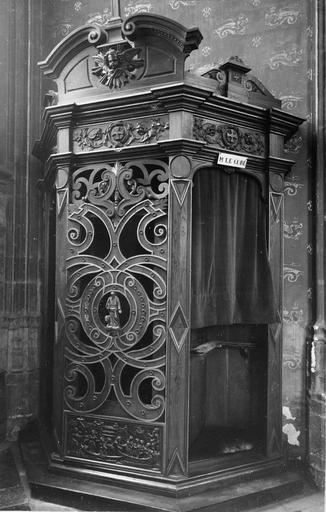 confessionnal, bois sculpté, 16e siècle, décoré d'une scène de passage d'un fleuve sculptée sur un panneau de bois en partie inférieure - © Ministère de la Culture (France), Médiathèque du patrimoine et de la photographie (objets moibliers), tous droits réservés