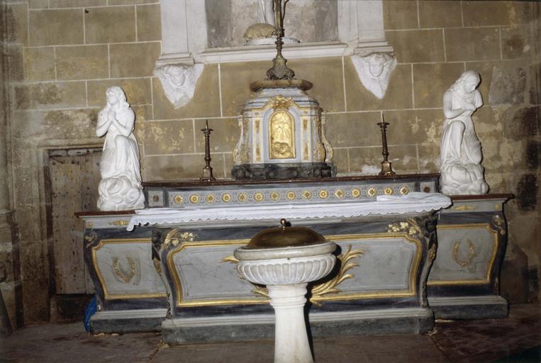 autel et tabernacle à motif de l'agneau mystique et livre des sept sceaux, bois peint et doré, vers 1740 - © Ministère de la Culture (France), Médiathèque du patrimoine et de la photographie, diffusion RMN-GP
