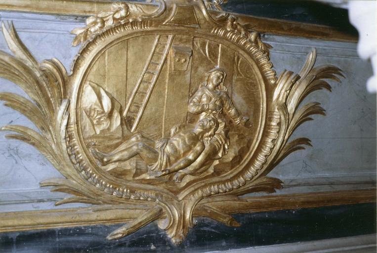 autel et tabernacle, bois peint et doré, vers 1740, détail du motif représentant La Déploration dans le médaillon sur la face principale de l'autel - © Ministère de la Culture (France), Médiathèque du patrimoine et de la photographie, diffusion RMN-GP