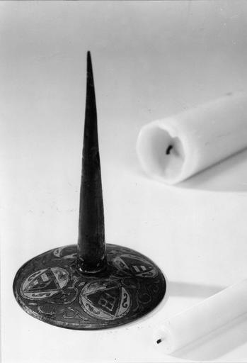 porte-cierge, émzil limousin et cuivre émaillé, 13e siècle, avec motuifs d'écussons - © Ministère de la Culture (France), Médiathèque du patrimoine et de la photographie (objets moibliers), tous droits réservés