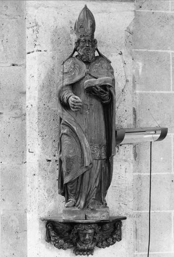 statue sur console décorée d'une tête d'ange : saint Augustin tenant un livre, bois, 17e siècle