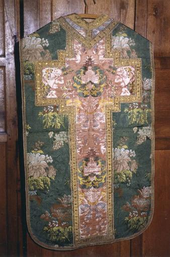 chasuble appartenat à l'ensemble d''un ornement vert, soie verte rebrodée, 18e siècle, partie dorsale