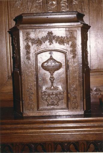 tabernacle, bois sculpté, première moitié du 18e siècle, orné d'un motif de ciboire