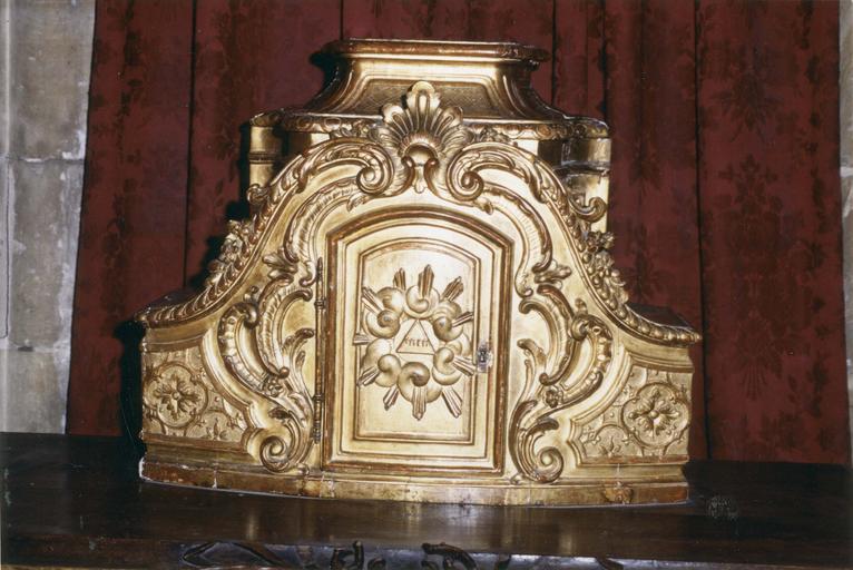 tabernacle, bois doré, vers 1706, élément subsistant d'un ancien ensemble d'autel, orné d'un motif de gloire