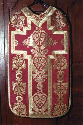 chasuble appartenant à un ensemble d'ornements offerts par Louis Philippe, roi des français, en 1840 à Monseigneur Horlot, évêque d'Orléans, soie cramoisie, brochée de fils d'argent dorés, 19e siècle