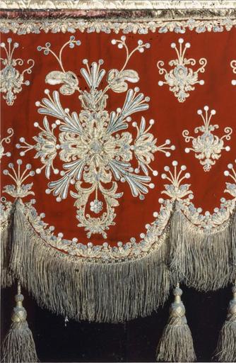 dais de procession, velour de soie cramoisi brodé d'or et d'argent, cadre, pieds et amortissement en bois doré, 17e - 18e siècle, détail du motif brodé