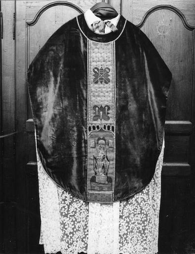 orfrois de broderie avec motif de crucifixion sur panne de soie moderne, appartenant à une paire, fin 15e siècle, vue de la partie avant