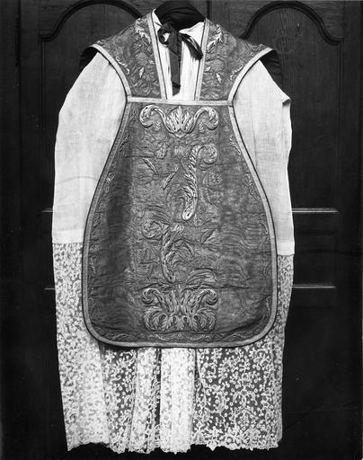 chasuble ayant appartenu à Monseigneur Vasicourt, argent sur drap d'or moiré, vue de la partie avant, après restauration