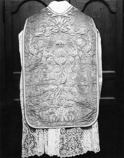 chasuble ayant appartenu à Monseigneur Vasicourt, argent sur drap d'or moiré, vue de la partie dorsale, après restauration