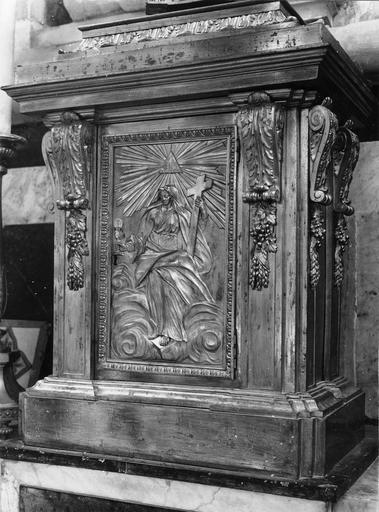 tabernacle à deux faces, cuivre doré, 18e siècle, vue de la face ornée de la figure de L' Eglise