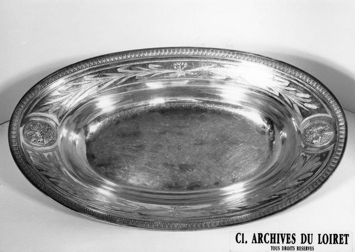 plateau décoré de deux médaillons avec des grappes de raisin et des rameaux végétaux ciselés, argent doré par F.J. Bertrand, paris, 1809-1819