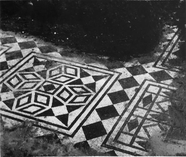 pavement de moaïque, gallo-romaine, tessalatum à décor géométrique noir sur fond blanc, 3e-4e siècle