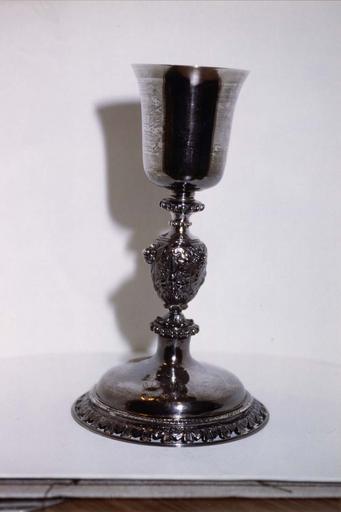 calice, argent, 17e siècle, par un orfèvre parisien 1630-1650, coupe du 18e siècle, poinçon parisien de décharge, 1756-1762 - © Ministère de la Culture (France), Médiathèque du patrimoine et de la photographie, diffusion RMN-GP