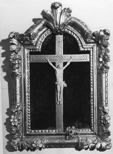 crucifix en ivoire et cadre en bois sculpté et doré au décor floral, 17e siècle - © Ministère de la Culture (France), Médiathèque du patrimoine et de la photographie, diffusion RMN-GP