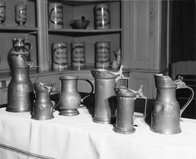 six pots en étain - © Ministère de la Culture (France), Médiathèque du patrimoine et de la photographie (objets moibliers), tous droits réservés