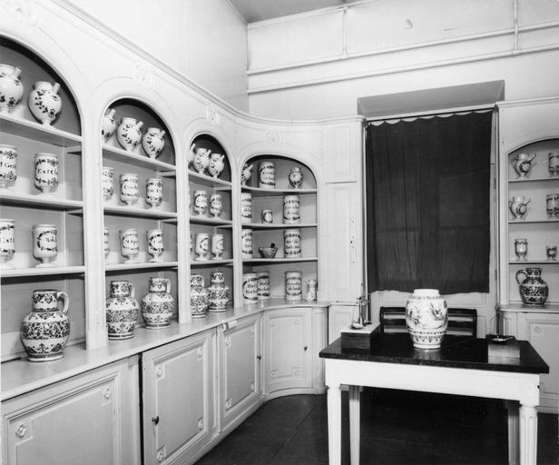 lambris de revêtement aménagés pour le rangement de pots à pharmacie en faïence de Nevers, 18e siècle - © Ministère de la Culture (France), Médiathèque du patrimoine et de la photographie (objets moibliers), tous droits réservés