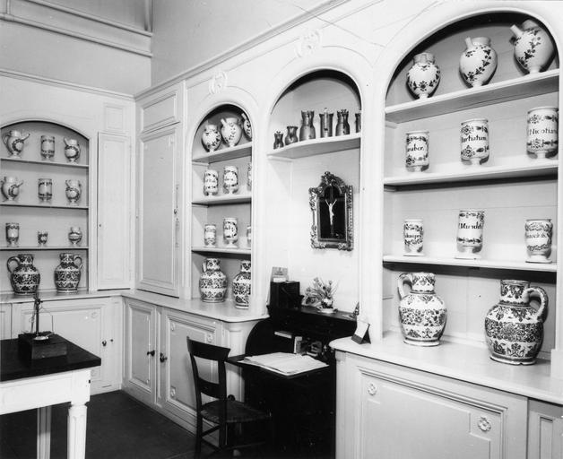 lambris de revêtement aménagés pour le rangement de pots à pharmacie en faïence de Nevers, 18e siècle - © Ministère de la Culture (France), Médiathèque du patrimoine et de la photographie (objets moibliers), tous droits réservés