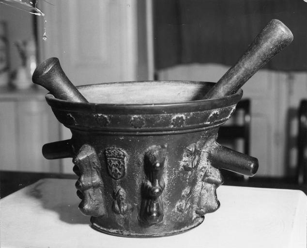 mortier et ses deux pilons, décorés d'écussons et de figures en buste - © Ministère de la Culture (France), Médiathèque du patrimoine et de la photographie (objets moibliers), tous droits réservés