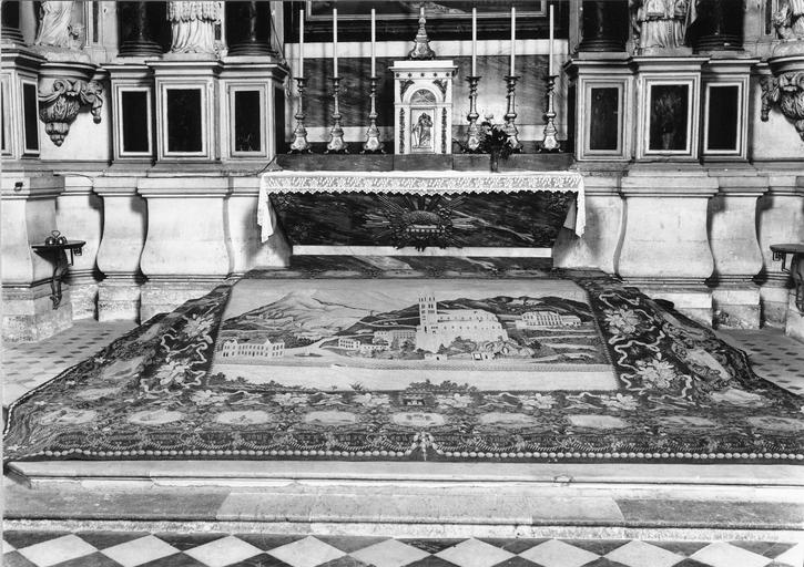 tapis de sol du choeur, tapisserie au point, 1888, au centre représentation d'une ville - © Ministère de la Culture (France), Médiathèque du patrimoine et de la photographie (objets moibliers), tous droits réservés