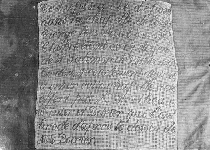tapis de sol du choeur, tapisserie au point, 1888, détail de l'inscription tissée sur le tapis - © Ministère de la Culture (France), Médiathèque du patrimoine et de la photographie (objets moibliers), tous droits réservés