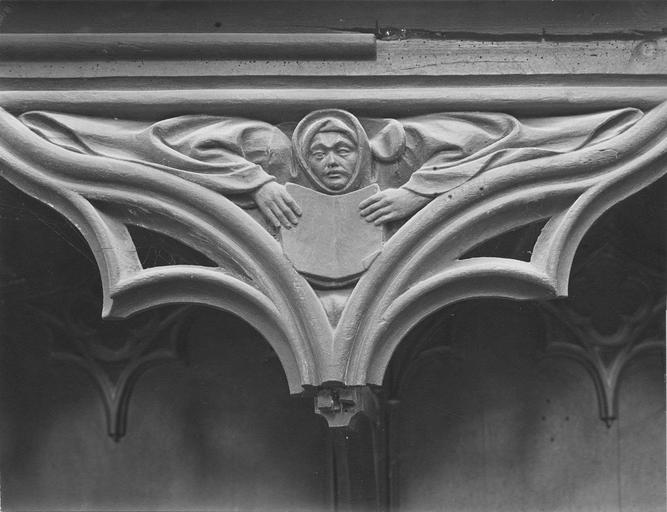 stalles du choeur en bois sculpté, 15e siècle, détail du décor représentant un personnage tenant un livre