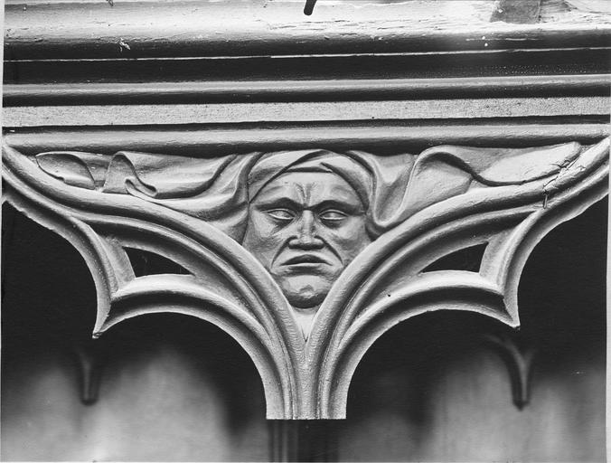 stalles du choeur en bois sculpté, 15e siècle, détail du décor représentant un masque grimaçant