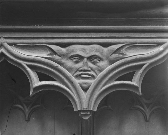 stalles du choeur en bois sculpté, 15e siècle, détail du décor représentant un masque grimaçant aux longues oreilles