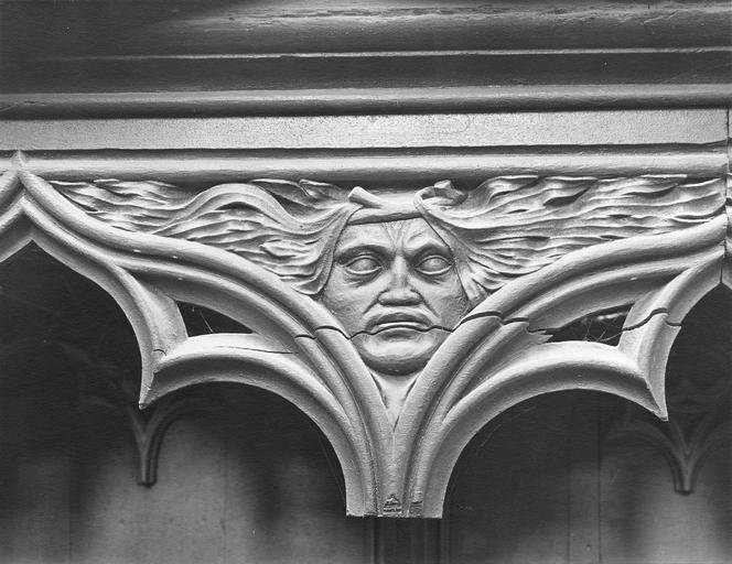 stalles du choeur en bois sculpté, 15e siècle, détail du décor représentant un masque grimaçant aux cheveux hirsutes