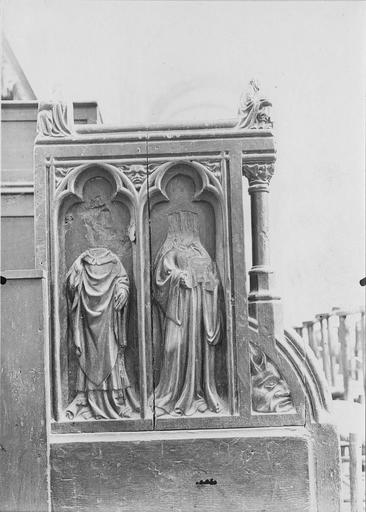 stalles du choeur en bois sculpté, 15e siècle, détail du décor représentant deux saints personnages aujourd'hui acéphales