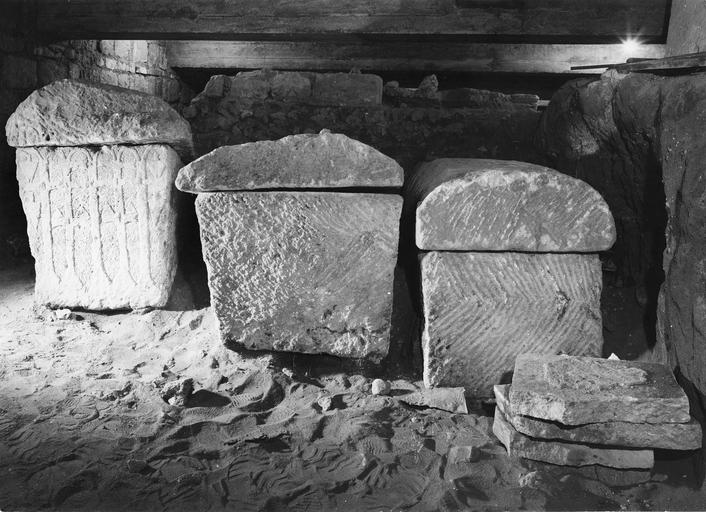 trois sarcophages mérovingiens à décor géométrique, pierre