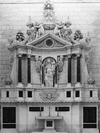 retable architecturé décoré de deux putto tenant des guirlandes, reste du mausolée exécuté par Antoine Charpentier de Tours comprenant au centre une statue de la Vierge à l'Enfant, pierre et marbre, 1660-1664