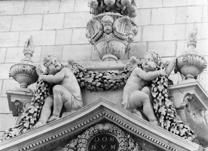 retable architecturé décoré de deux putto tenant des guirlandes, reste du mausolée exécuté par Antoine Charpentier de Tours comprenant au centre une statue de la Vierge à l'Enfant, pierre et marbre, 1660-1664, détail des putto