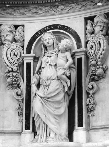 retable architecturé décoré de deux putto tenant des guirlandes, reste du mausolée exécuté par Antoine Charpentier de Tours comprenant au centre une statue de la Vierge à l'Enfant, pierre et marbre, 1660-1664, détail de la statue de Vierge à l'Enfant