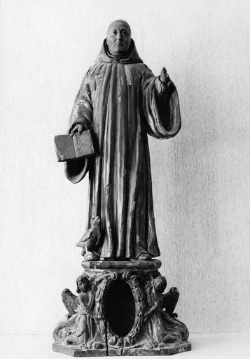 statue : saint Benoît sur socle de reliquaire, statue, bois polychrome, 17e siècle