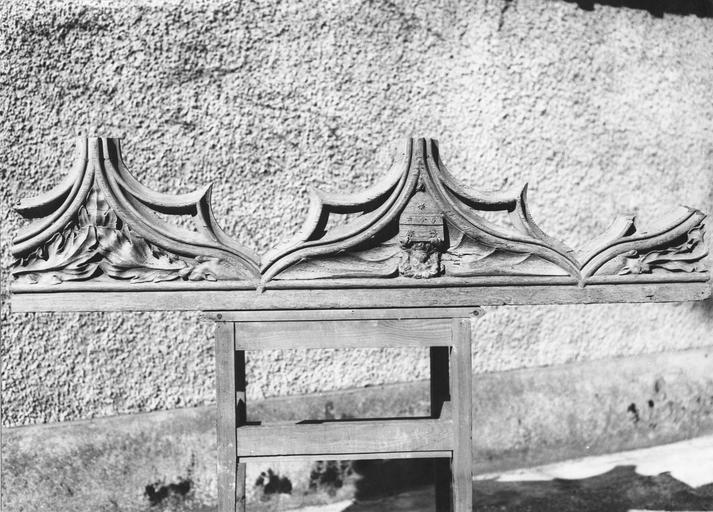 arcature de stalle, bois, 15e siècle, décor de feuilles d'acanthes et de blasons tenu par un lion - © Ministère de la Culture (France), Médiathèque du patrimoine et de la photographie (objets moibliers), tous droits réservés