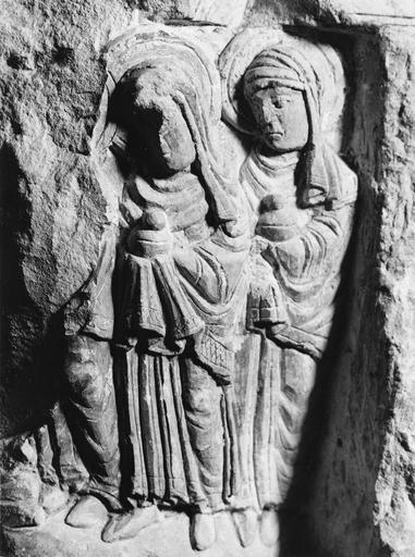 fragment de sculpture romane, pierre, 11e siècle, décor de saintes femmes