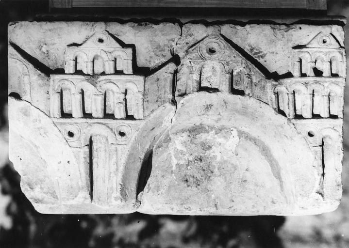 fragment de l'autel de saint Benoît, pierre, 11e siècle, décor représentant une ville