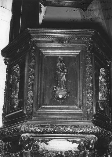 chaire à prêcher, bois sculpté, 17e siècle, détail du panneau avec saint Mathieu, oeuvre volée