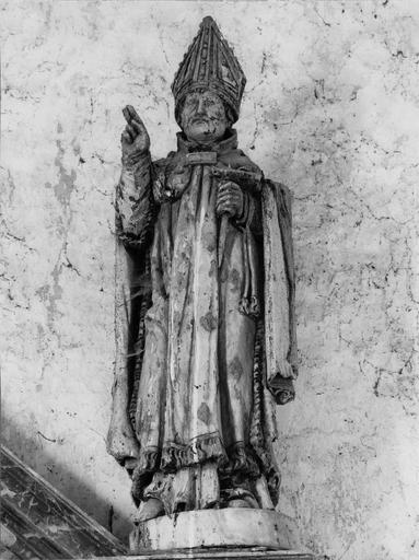 statue : évêque (saint Blaise ?), tenant dans la main droite ou une pique à carder ou un rateau, bois, 16e siècle