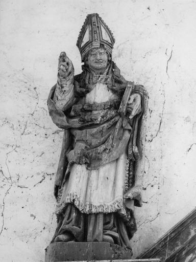 statue : évêque bénissant tenant de la main droite un livre, bois, 16e siècle