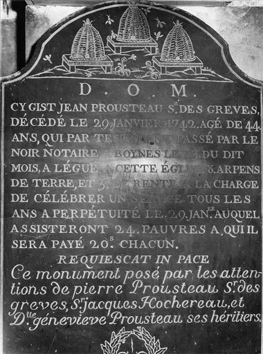 plaque funéraire avec épitaphe de Jean Prousteau, sieur des Grèves, marbre noir gravé avec frontispice de trois ruches et d'abeilles, 1742 - © Ministère de la Culture (France), Médiathèque du patrimoine et de la photographie, diffusion RMN-GP