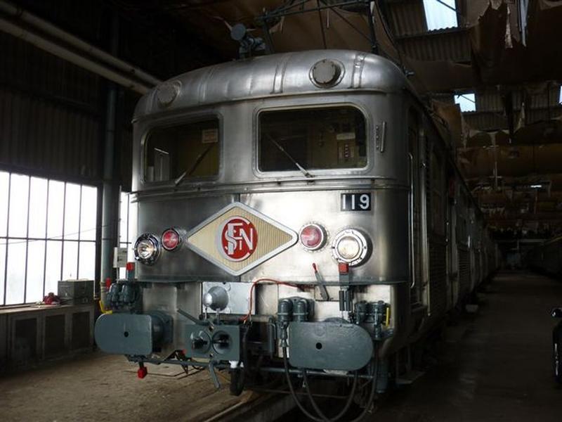 Élément automoteur de banlieue Z 5119 et ses deux remorques