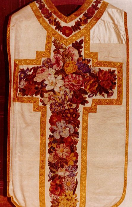 Ornement blanc : chasuble, étole, bourse et voile de calice