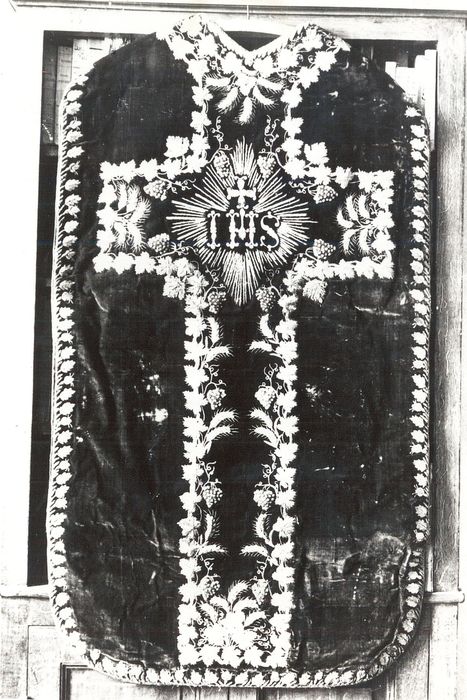 ornement rouge de Monseigneur de Varicourt : chasuble, vue générale