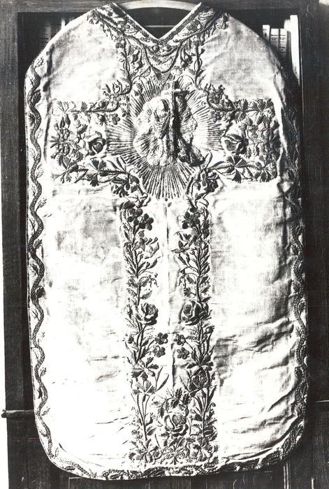 ornement blanc de Monseigneur de Varicourt : chasuble, vue générale