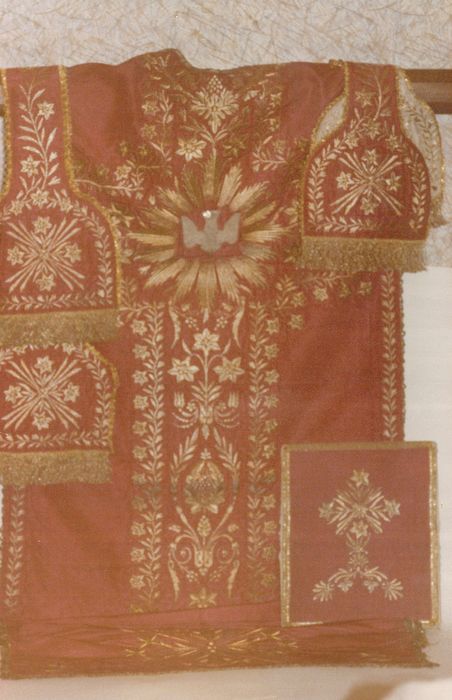 ornement réversible de Monseigneur de Varicourt : chasuble, étole, manipule, bourse et voile de calice
