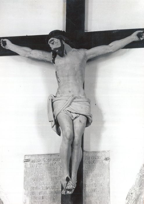 statue : Christ en croix