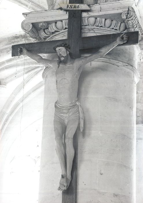 statue : Christ en croix